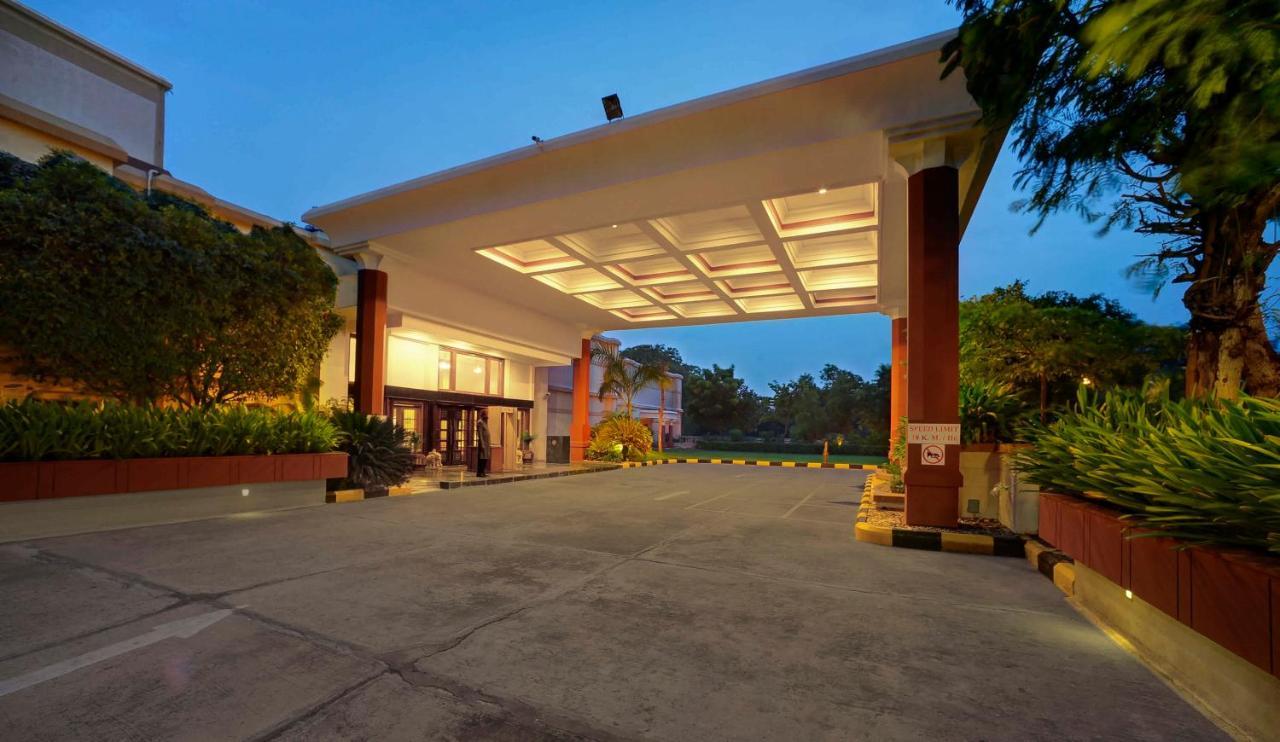 Hotel The Ummed Ahmedabad Airport Exterior foto