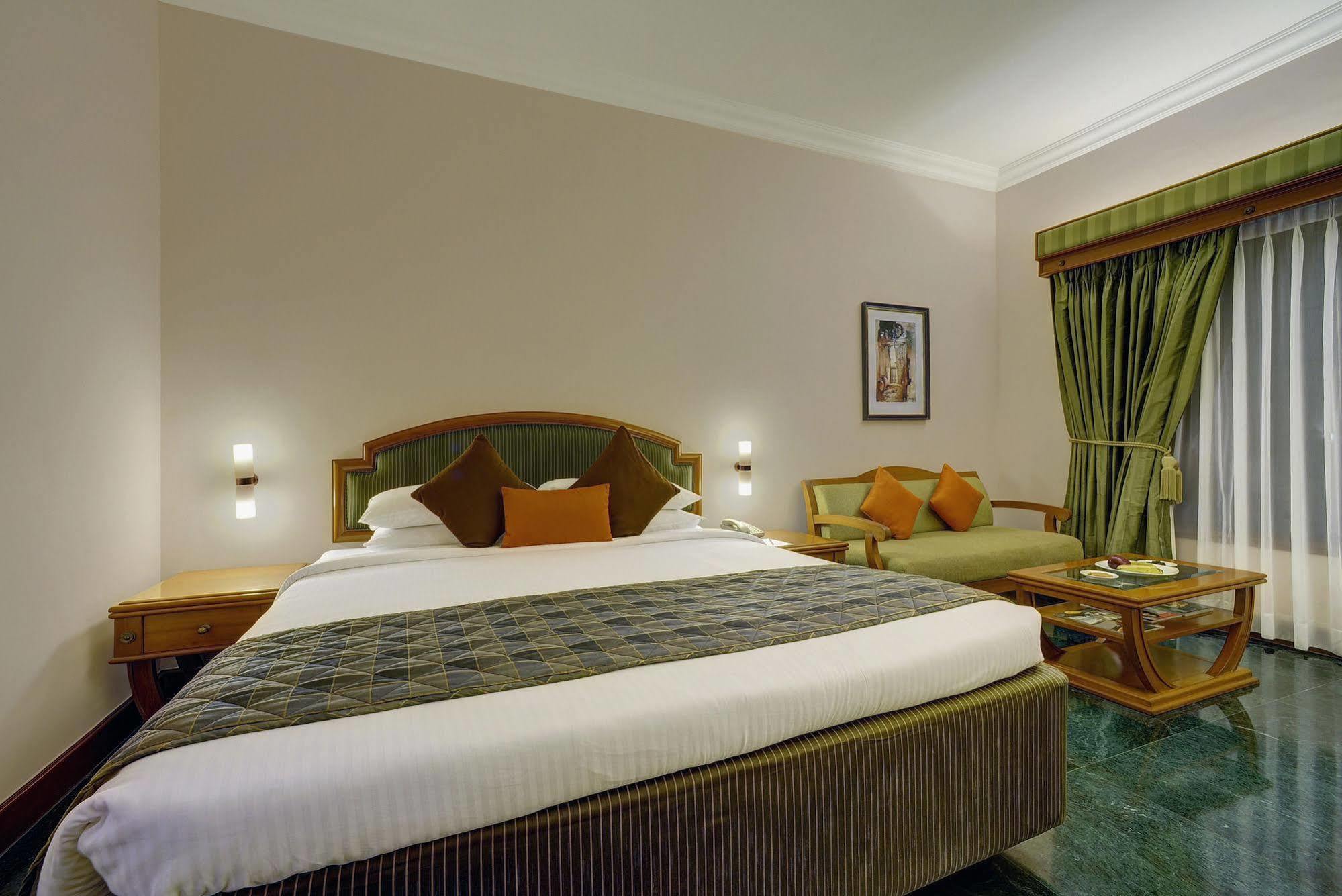 Hotel The Ummed Ahmedabad Airport Exterior foto